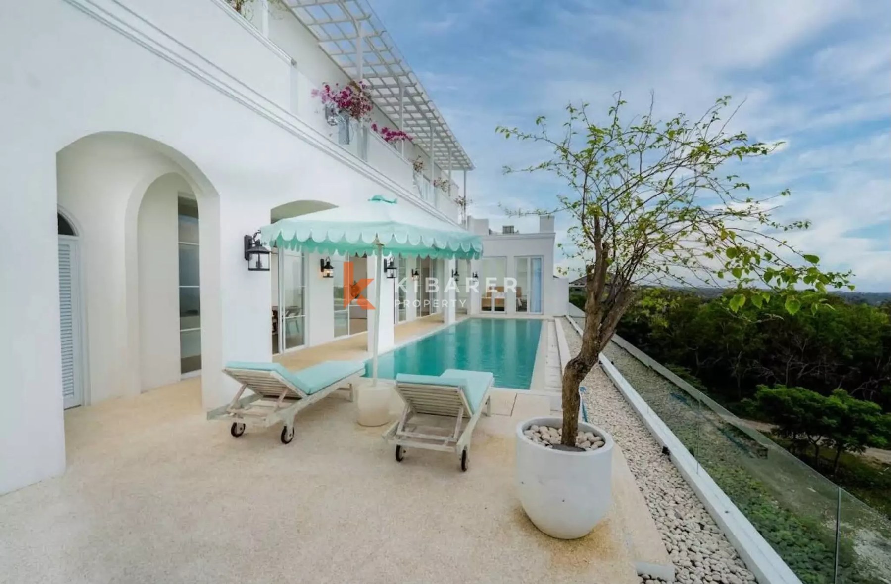 Ungasan YRV4696 — светлая 4BR с rooftop
