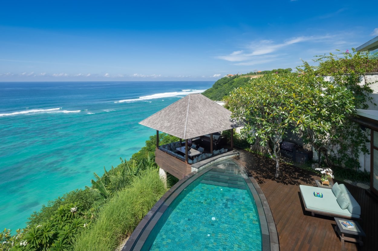 Bidadari Cliffside Estate — 4BR с private beach